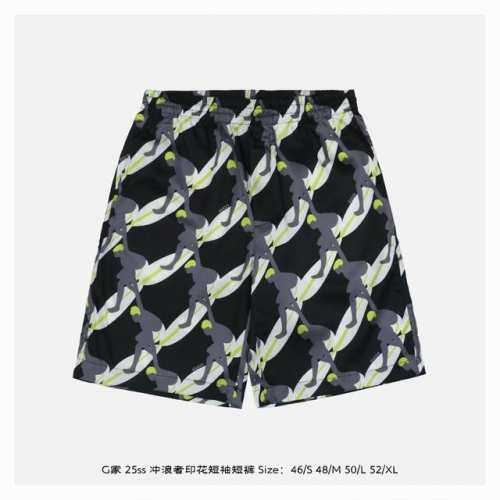 gucci 古驰 25Ss 冲浪者印花短袖短裤 采用桑蚕丝三色混织 墨黑 象牙白 苔藓绿 超薄织法带来云朵般触感 通体满印复古冲浪者插画 并饰以珍珠母贝纽扣 定