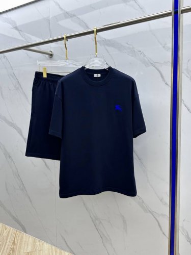 Burberry*巴宝莉 2025春夏最新款套装，男女款 贸易公司渠道稀出，同步官网发售！基本每一季都会有它的背影所在，期待着所有潮男潮女们的演绎！此款选用客供
