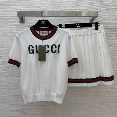 款号D25042654 Gucc*新款红绿撞色边拼接减龄时尚针织套装！胸前字母Logo修身弹力套头短袖针织衫上衣高腰压褶百褶半身裙短裙！白色， S码：肩宽39，