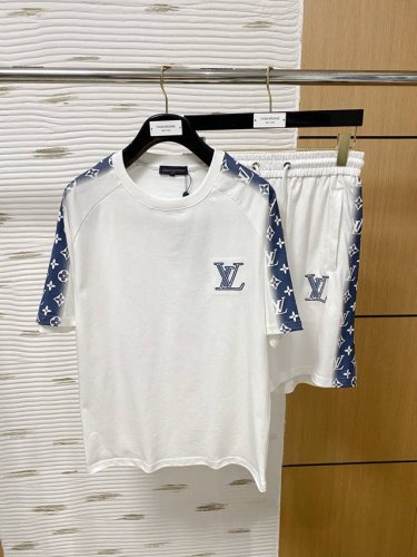 Lv 2025春夏新款休闲套装 最新款全网独家首上 ~既经典有时尚百搭 谁不爱啊 将经典再次展现 非常的耐看 自带低奢光环与辨识度 传统的品牌理念和现代化的先进