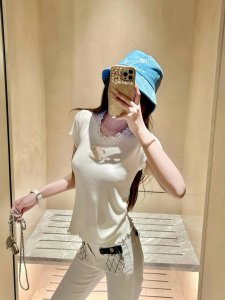 chanel香奈儿小香双C珠片刺绣木耳边针织短袖 款号：25670104591 颜色：白色 粉色 尺码：均码 80-125斤