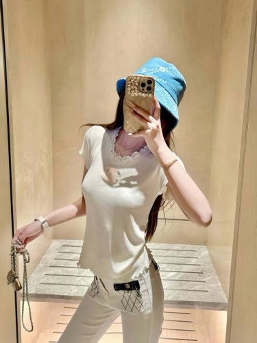 chanel香奈儿小香双C珠片刺绣木耳边针织短袖 款号：25670104591 颜色：白色 粉色 尺码：均码 80-125斤