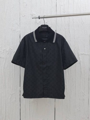 LV 路易25Ss Monogram 黑武士波纹提花桑蚕丝短袖polo衫 本款取材细腻桑蚕丝，依托精湛提花工艺描绘波纹效果 Monogram 图案。条纹针织衣领