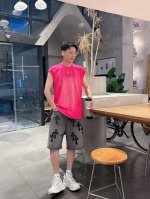 裤子 衣服 Bearltongs 高定款做旧水洗烫钻 磨破背心Os版型真的很迷人 新品版型都做到极致 实穿度很高，随意搭都Nice 采用32支双纱 260克重面