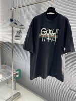 Gucc 2025春夏最新品，专柜同步有售，原单狠货，时尚休闲圆领短袖T恤，350G进口原版面料，上身舒适透气，顶级印花工艺字母图案装饰Logo，档次极高，舒适