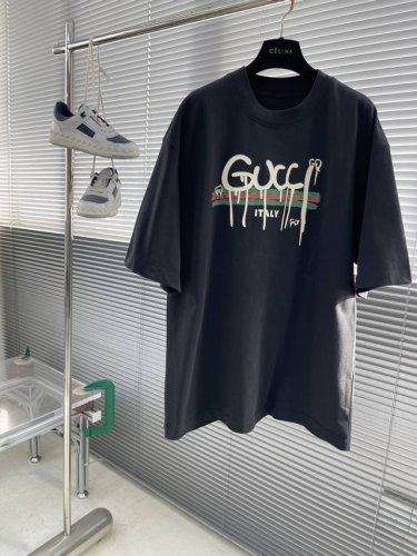 Gucc 2025春夏最新品，专柜同步有售，原单狠货，时尚休闲圆领短袖T恤，350G进口原版面料，上身舒适透气，顶级印花工艺字母图案装饰Logo，档次极高，舒适