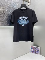 p340 范思哲 2025春夏新品短袖 火爆上市啦 定制天丝棉 上身舒适度高 展现极致个性与创意 解锁舒适随性风格 外穿内搭轻松驾驭 size：M-3Xl