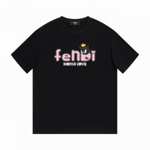 Fendi 芬迪粉色字母短袖T恤,优雅的设计看起来气质满满！版型剪裁特别有讲究！上身很洋气显瘦内搭外穿都看高密针织圆领设计，平整简约！亲肤透爽！T恤面料的柔软性