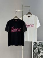 Gucc*25S新款潮牌T恤.男女同款！签名品牌字母设计.新配色字母绣花.3D立体凸凹视觉感.万针高密度绣花增加品牌高级感.简简单单.粉红色绣花成为亮点颜色：黑