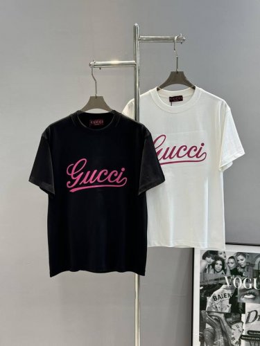 Gucc*25S新款潮牌T恤.男女同款！签名品牌字母设计.新配色字母绣花.3D立体凸凹视觉感.万针高密度绣花增加品牌高级感.简简单单.粉红色绣花成为亮点颜色：黑
