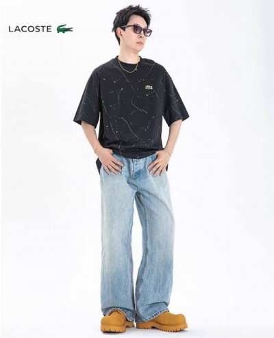 lacoste 法国鳄鱼 银河满天星短袖T恤：穿出宇宙级潮流 今年“满天星”T恤火了，高级又时髦！ 当炎炎夏日邂逅银河星辉，一件会发光的T恤正在时尚圈掀起浪潮！