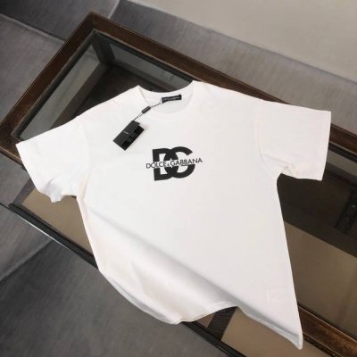 Dolce&Gabbana 夏季新款圆领短袖T恤 270克重磅高端纯棉面料 手感质感都极完美 修身裁剪设计干净利落 时尚又好看 走线做工非常精致 版型效果超赞
