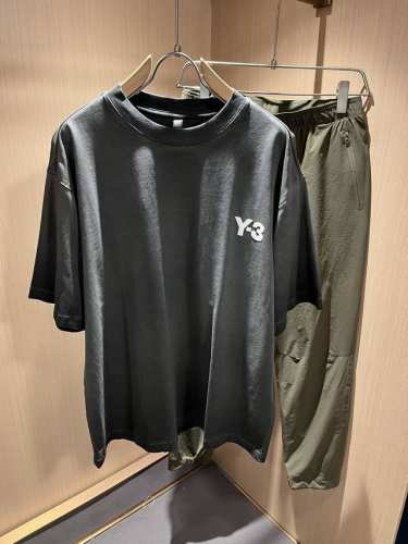 p230 Y- 3山本*耀司 2025春夏新品男女同款做旧洗水短袖T恤 ，一面料上身舒适感非常好。炸街必须要拥有它，专柜同步。衣身前后Y-3字母Logo压胶设计