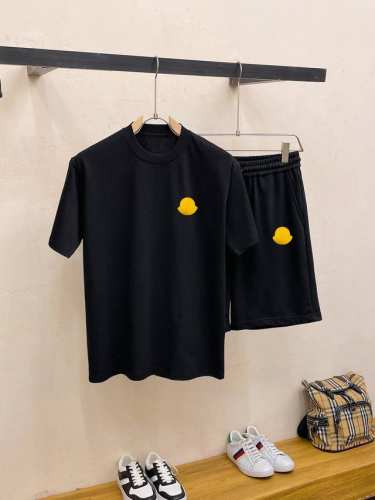 蒙口 独家专供新款潮男时尚圆领短袖短裤套装，潮流时尚休闲短袖套装！透气舒适度高，细节无可挑剔，品牌元素设计理念，体现高品质。呈现休闲裁剪，上身版型超赞！码数：S