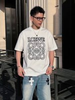 罗意威 2025春夏新款首发专柜最新款短袖圆领T恤 高端订制 设计前卫时尚！品牌Logo重工艺设计 高端定制丝光云朵棉面料.手感柔软.穿着舒适.专柜级别精致车线