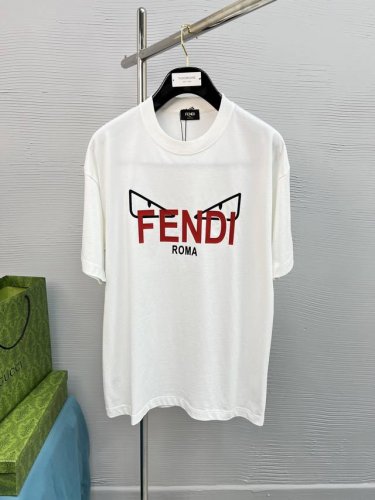 高品质 Fendi 芬迪、25Ss经典配色T恤新品！！款式相当的青春活力，朝气澎湃！！新一季主打的小熊系列，采用一级印烫的高规格标准.色调过渡呈现的立体感很强，