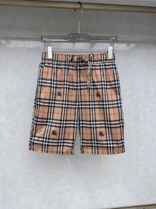 巴宝莉 2025夏季新款男士休闲短裤，高级定制面料透气面料 透气弹力舒适度极高，细节无可挑剔，顶级辅料配备，原版Logo设计理念，手感细腻柔软！上身版型超赞！尺