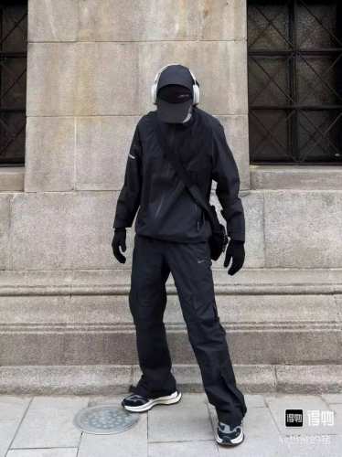 Nike X Nocta 联名款Fw25 耐克纯色尼龙直筒压脚防压胶冲锋裤工装休闲裤，情侣款。 颜色：黑色 尺码：S M L Xl 裤长 腰围 臀围 脚围 S