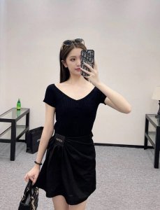 Cc小香家 专柜款 腰间金属Logo徽章大V领一字肩短袖提花针织上衣 三标齐全 两色 码数S M L 现货发 S码胸围62衣长51 超大弹力