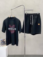 套。短袖 、短裤 。Moncler蒙口独家专供新款专柜同款春夏套装，高级感满满！细节精致高档，做工无可挑剔！进口面料 立体精致细腻。原版高端双面平纹针织面料很显