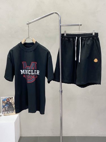套。短袖 、短裤 。Moncler蒙口独家专供新款专柜同款春夏套装，高级感满满！细节精致高档，做工无可挑剔！进口面料 立体精致细腻。原版高端双面平纹针织面料很显