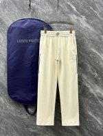 Lv# 2025 铜氨丝莫代尔空气层春夏休闲裤子 美学的焕新诠释,演绎浓郁的格调型时尚风范,细节感和设计感强悍.经典品牌标识做为色彩搭配,演绎经典的品牌时尚,为