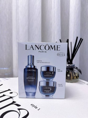 兰蔻小黑瓶超值三件套 小黑瓶肌底液100Ml，眼霜15Ml，晚霜50Ml，兰蔻家的明星系列，这一套主要是针对熟龄肌肤的松弛，衰老，瑕疵，干燥，传奇小黑瓶改善肌肤