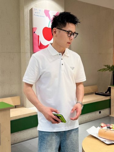 prd 25 Ss春夏新款丝光珠地翻领Polo 胸前经典三角标标识 上身舒适轻柔 标准版型 黑白两色 码数：M L Xl Xxl Xxxl