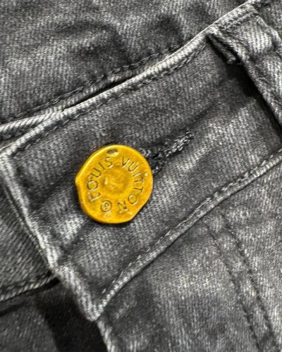 款号-Mx018 细节图 Louis Vuitton 路易 威登 24Fw经典款 水洗老花牛仔裤 这条 Lv 水洗老花 Logo 牛仔裤，高端定制版本，绝对是每