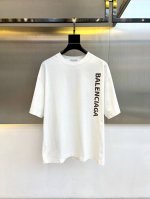 巴黎世家、2025春夏男士新款Logo圆领短袖T恤。进口定织面料，%100纯棉、面料手感丝滑柔软，透气亲肤性极佳，着身无比的舒适，整体质感相当之高！衣身胸前标志