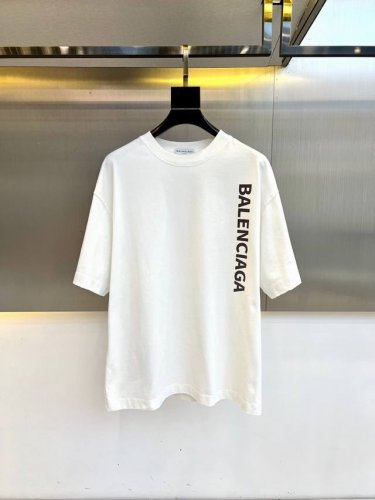 巴黎世家、2025春夏男士新款Logo圆领短袖T恤。进口定织面料，%100纯棉、面料手感丝滑柔软，透气亲肤性极佳，着身无比的舒适，整体质感相当之高！衣身胸前标志