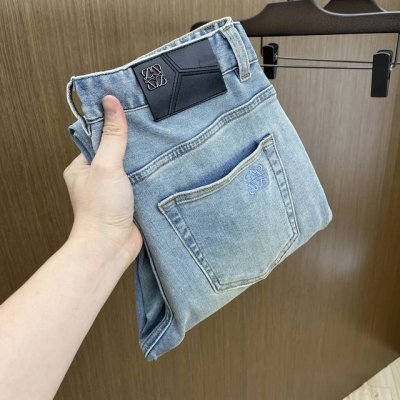 Loe Ss春夏爆款新品 秋冬牛仔裤柔软亲肤面料 重工定位洗水 专柜限量款 奢华感订制头层皮铭牌 工艺+洗水外贸品质感细节处理满满到位 这颜色绝对爱了爱了专柜秋