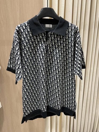 男款 打造高级男士 Look Dio*Monogram Jacquard Knit Polo Shirt 老花针织 Polo 衫 这款经典老花 Polo 衫以品