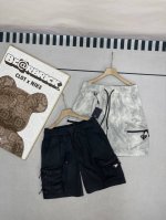 普拉达 prada三角金属皮标机能口袋定制短裤宽松短裤 机能风的短裤不要太帅 多口袋工装机能短裤 日常实用性极高的一款 这款裤子无论面料还是细节都是非常强悍的