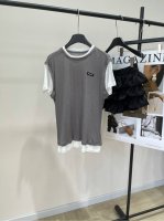 M灰白徽标假两件短袖T ，面料： 弹力棉 Miumi* 25Ss春夏新款 微标假两件圆领短袖T恤 柔软舒适的针织面料呈现简约线条 点缀徽标贴饰，彰显经典风范与独