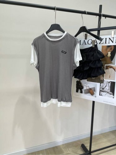M灰白徽标假两件短袖T ，面料： 弹力棉 Miumi* 25Ss春夏新款 微标假两件圆领短袖T恤 柔软舒适的针织面料呈现简约线条 点缀徽标贴饰，彰显经典风范与独