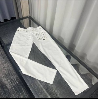 款号Cc877 Lv 路易威登 驴家最新超柔牛奶丝裤 驴家顶级用料超柔高棉水洗牛奶丝面料每一件水洗费用高达常规工艺三倍之多 触感极致细腻 质感非常好 全身简约大