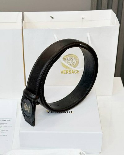 Versace 范思哲满印压花腰带 专柜包装！！ 货号：8100 范思哲一向被商界人士垂青，时尚之余不失高雅，时尚潮流人士必备单品，辨识度很高！整条腰带遍布经典