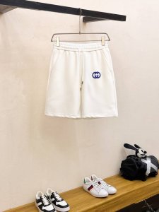 Gucc‘’2025夏季新款男士休闲短裤，高级定制面料透气面料 透气弹力舒适度极高，细节无可挑剔，顶级辅料配备，原版Logo设计理念，手感细腻柔软！上身版型超赞