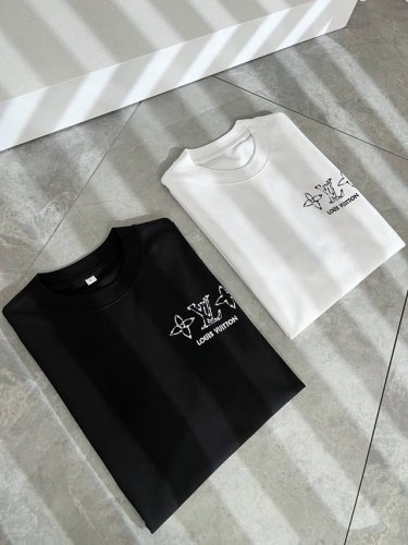 P200 Louisvuitt*路易*登 2025春夏全新系列单品上线，非常时髦前卫的一款男女同款短袖T恤，标识Logo图案印花修饰！区别于以往的不同，宣示品牌
