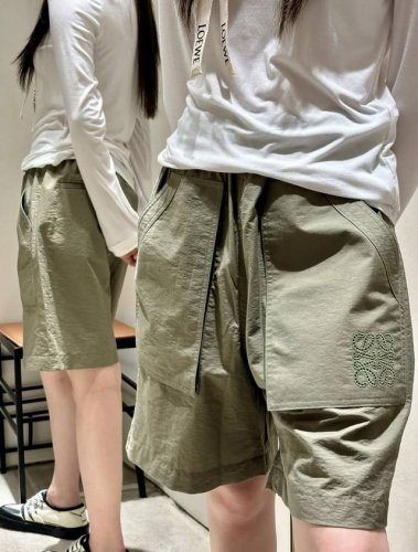 loewe 罗意威 纹路棉质府绸 Paula’S 镂空刺绣短裤 专柜同步在售 面料：原版定制 自带褶皱感的棉府绸面料 Zp一致 定染无色差 夏季清凉 上身玩的就
