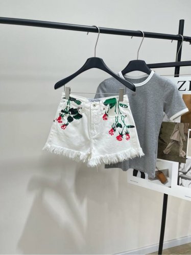 loe白色玫瑰花毛边牛仔短裤 ，面料：牛仔棉 颜色：白色 Loe25春夏新款 定制净色酵洗牛仔复古做旧毛边花卉印花工艺高腰短裤 版型百搭舒适好穿高腰款式 定制工
