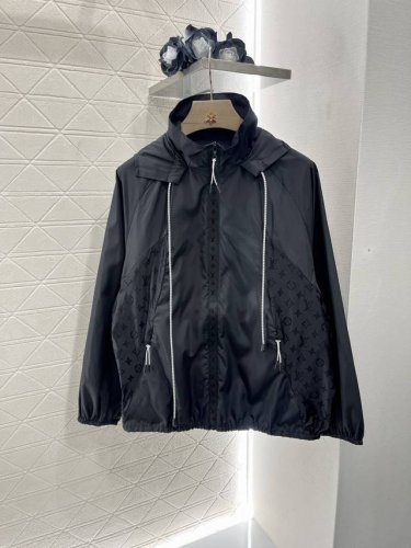 louis Vuitto*2025新品上架 连帽防晒外套长裤套装 定制Yb进口轻薄防晒材质 透气舒适 防晒加倍 连帽抽绳拉链外套 大身素色 下摆松紧可利用抽绳调