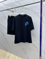 ch*克罗心 2025春夏最新款套装，男女款 贸易公司渠道稀出，同步官网发售！基本每一季都会有它的背影所在，期待着所有潮男潮女们的演绎！此款选用客供顶级纯棉洗水