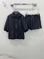 prad* 25新款套装定制Yb进口再生尼龙材质 挺括舒适有型 面辅料开发 可隐藏式连帽短袖外套松紧休闲短裤 胸前沿用开襟拉链调节 配合三角标的装饰增添造型层次