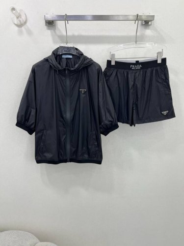 prad* 25新款套装定制Yb进口再生尼龙材质 挺括舒适有型 面辅料开发 可隐藏式连帽短袖外套松紧休闲短裤 胸前沿用开襟拉链调节 配合三角标的装饰增添造型层次