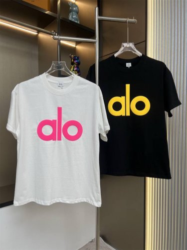 alo2025Ss定制字母植绒发泡设计情侣休闲短袖T恤 最高版本！定制面料290克 %双纱棉！定制字母植绒发泡设计！ 辅料：开模原版过鉴定领标 %真丝洗水标。正