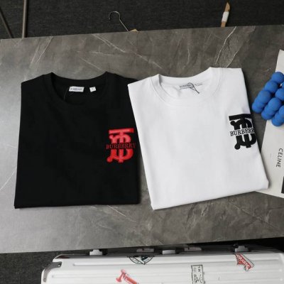 顶级复刻 高端定制 Burberry 巴宝莉 新款大标贴皮刺绣休闲圆领短袖T恤 款号：3347 颜色: 黑色 白色 购入原版开模打造，全套定制辅料，细节决定成败