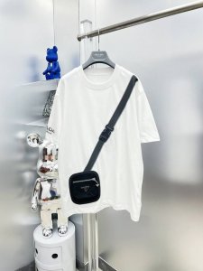 pra*普拉达 2025夏季新款口袋拉链小人印花字母Logo短袖Tee 专柜同步有售，原单狠货，时尚 进口原版科技面料，上身舒适透气，原版定制五金辅料，上身帅气