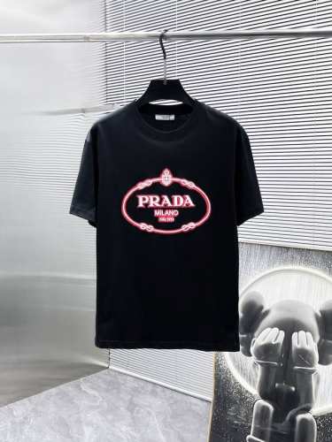 普拉达 Prada 2025Ss新款 半袖 体恤 短袖 圆领T恤，高端版本！专柜定制面料 透气舒适度高，细节无可挑剔，品牌元素设计理念，体现高品质。手感细腻柔软
